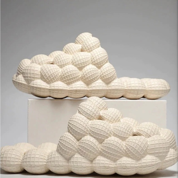 BUBBLE slippers Tan/off white 9-9.5 - Picture 1 of 8